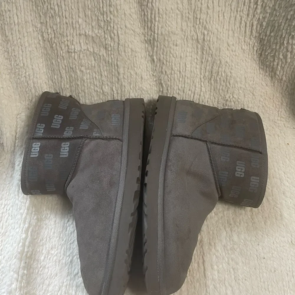 UGG Men’s Classic Mini II UGG Print Gray suede Boots  logo rubberized print SZ10